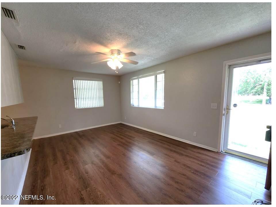 9450 Crystal Springs Road Jacksonville, FL 32221 - Photo 5 of 23 Family room3
