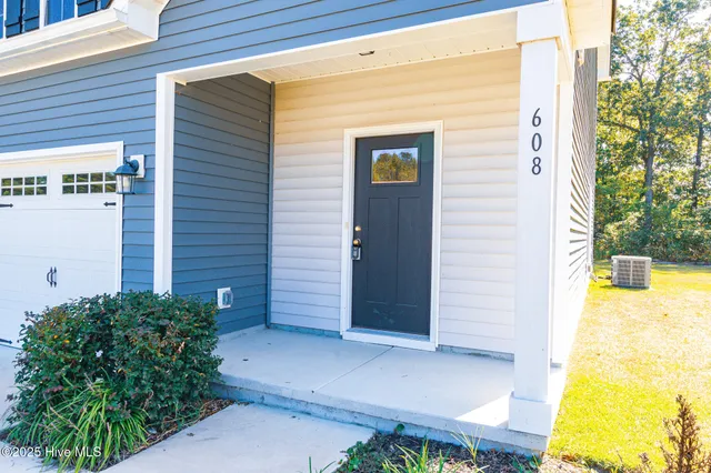 $1,895 | 608 Feather Court, Richlands, NC 28574