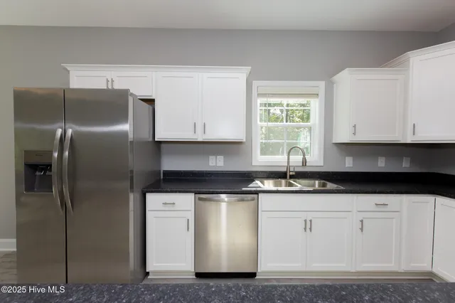 $1,895 | 608 Feather Court, Richlands, NC 28574