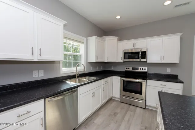 $1,895 | 608 Feather Court, Richlands, NC 28574