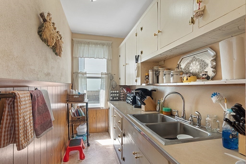 29 Halmstad Street Worcester, MA 01607 - Photo 6 of 41 Gallery Image 6