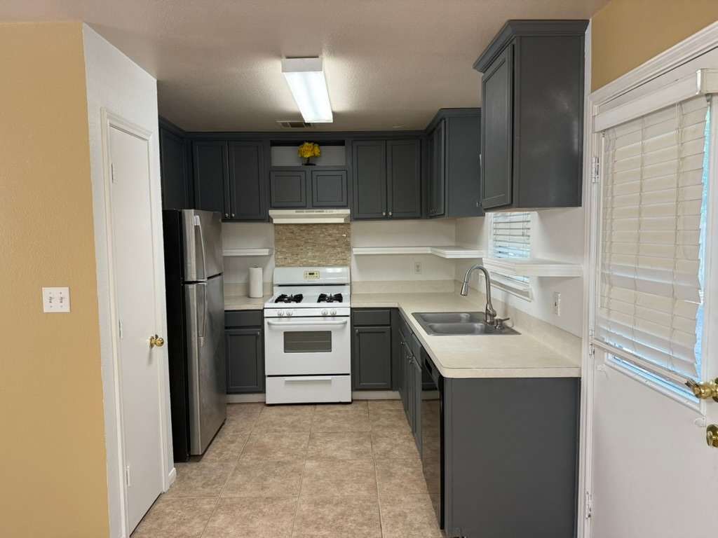 1707 Morningside Cove Round Rock, TX 78664 - Photo 8 of 31 a kitchen with a sink stove and refrigerator