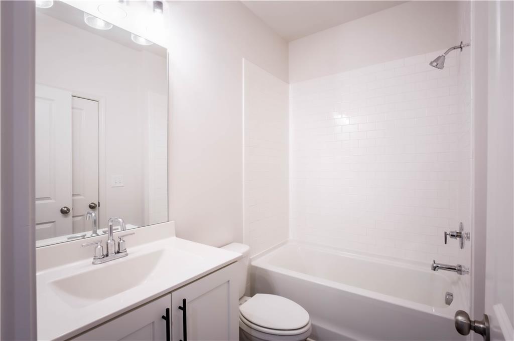 709 Needletail Way Atlanta, GA 30312 - Photo 13 of 29 a bathroom with a sink toilet and a bathtub