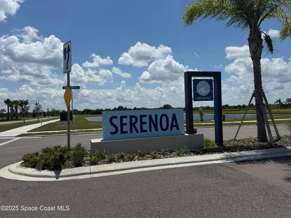 a sign that is sitting on the side of a road