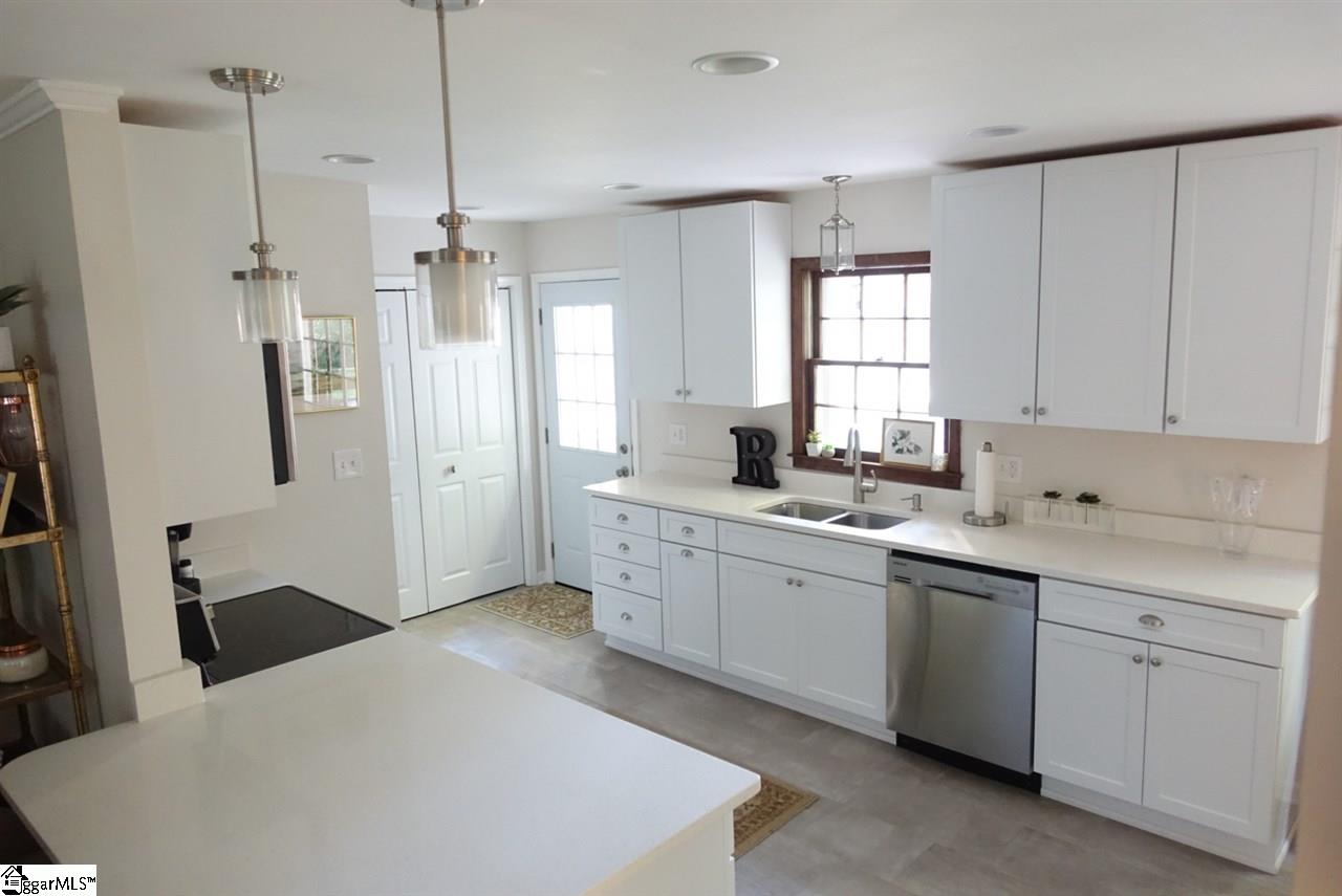 11 Nottingham Road Greenville, SC 29607 - Photo 5 of 18