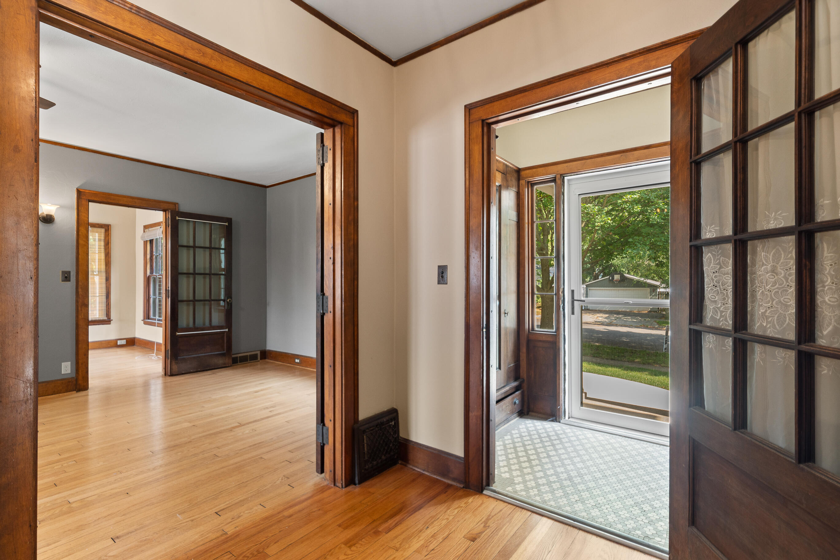 1105 Barnes Street Delavan, WI 53115 - Photo 8 of 32 Entry