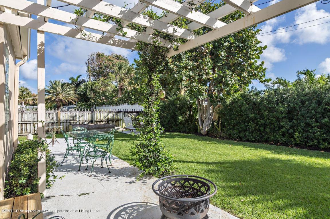 256 Alpine Road West Palm Beach, FL 33405 - Photo 18 of 26 a view of an chairs and table in backyard