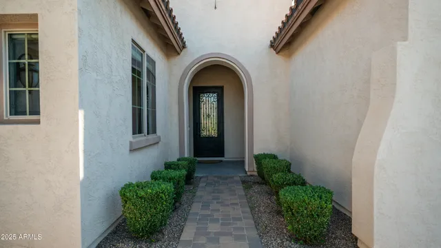 a view of a entrance of the house