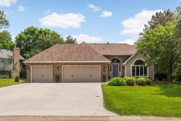 $574,999 | 5550 Chatsworth Street North, Shoreview, MN 55126