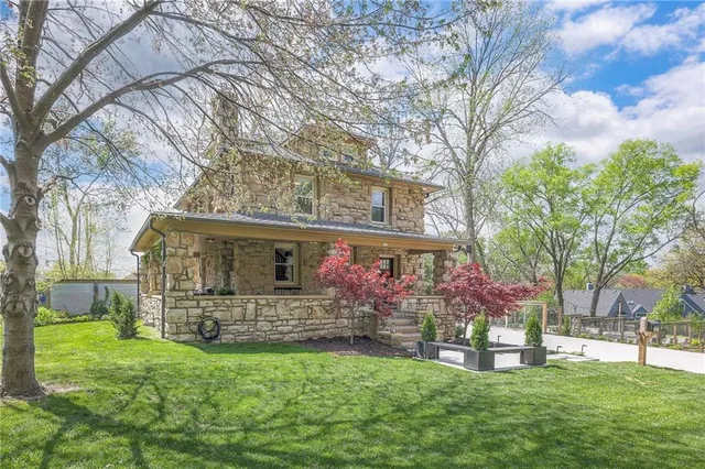 $639,500 | 715 West 98 Street, Kansas City, MO 64114