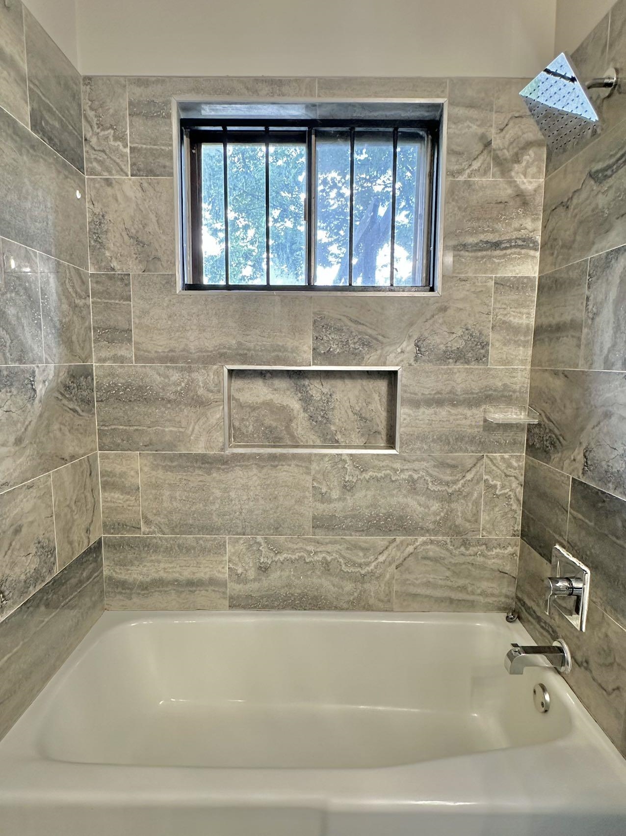 4167 Cochese Road Memphis, TN 38118 - Photo 8 of 14 a bathroom with a bathtub