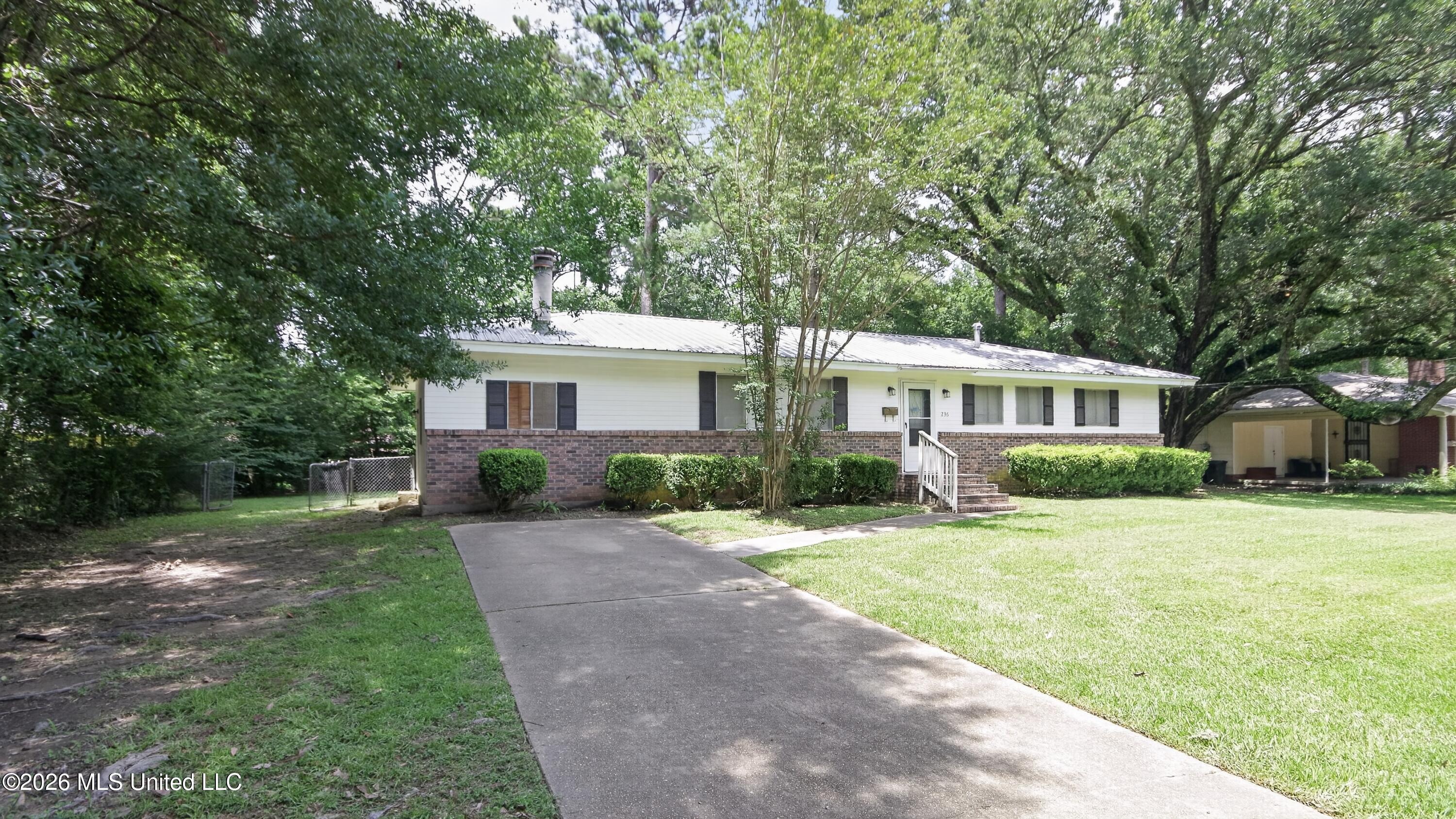 236 South Canton Club Circle Jackson, MS 39211 - Photo 3 of 30 07_236_S_Canton_Club_Cir-Exterior-0269