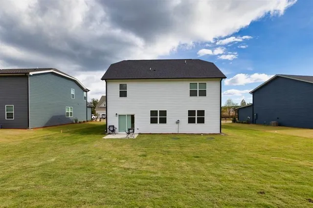a view of a house with a yard