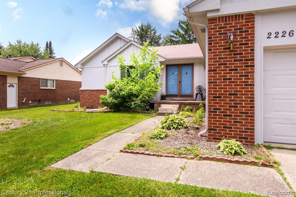 2226 Warrington Road Rochester Hills, MI 48307 - Photo 3 of 39