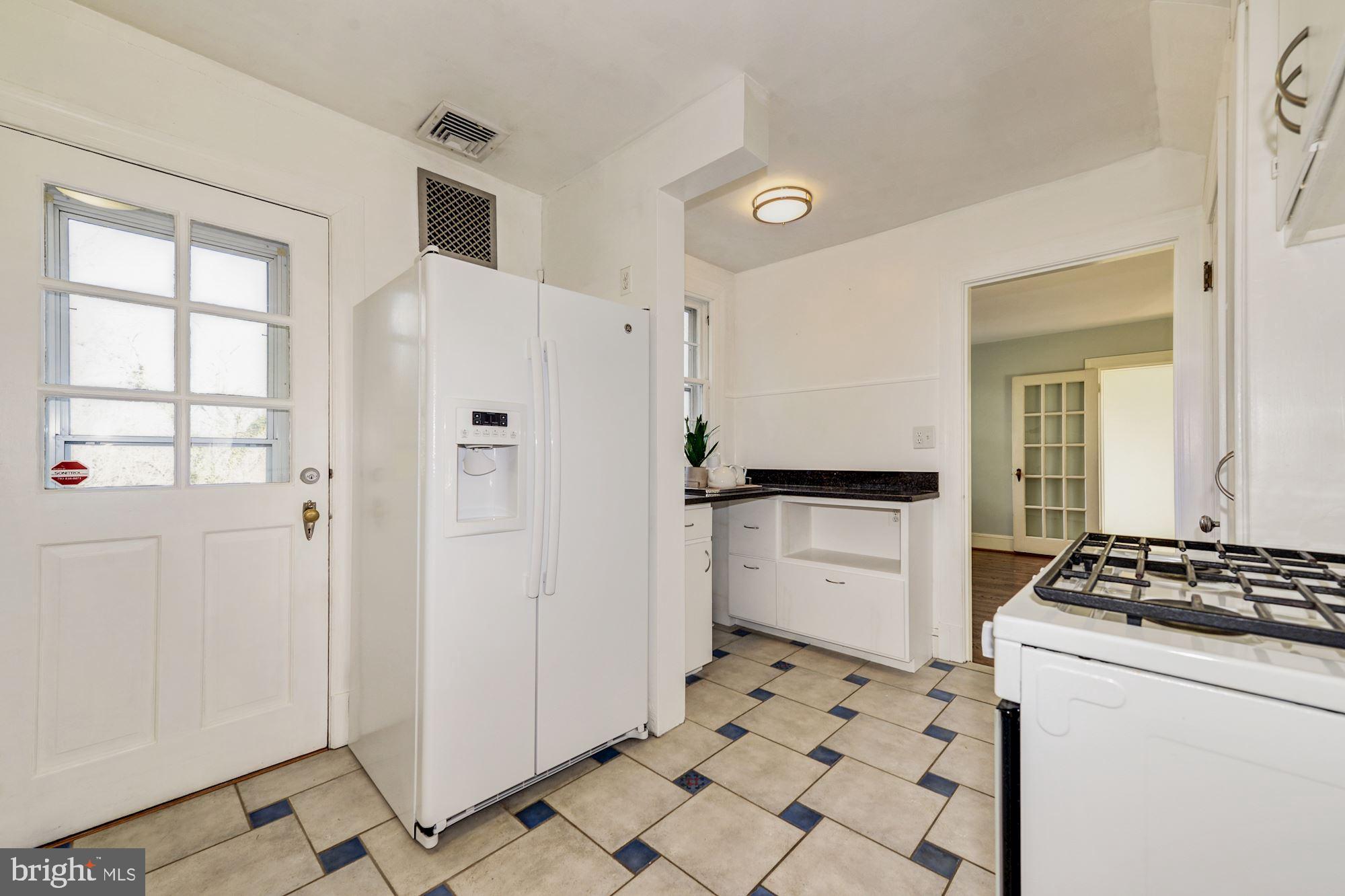 1705 Russell Road Alexandria, VA 22301 - Photo 17 of 39 Kitchen