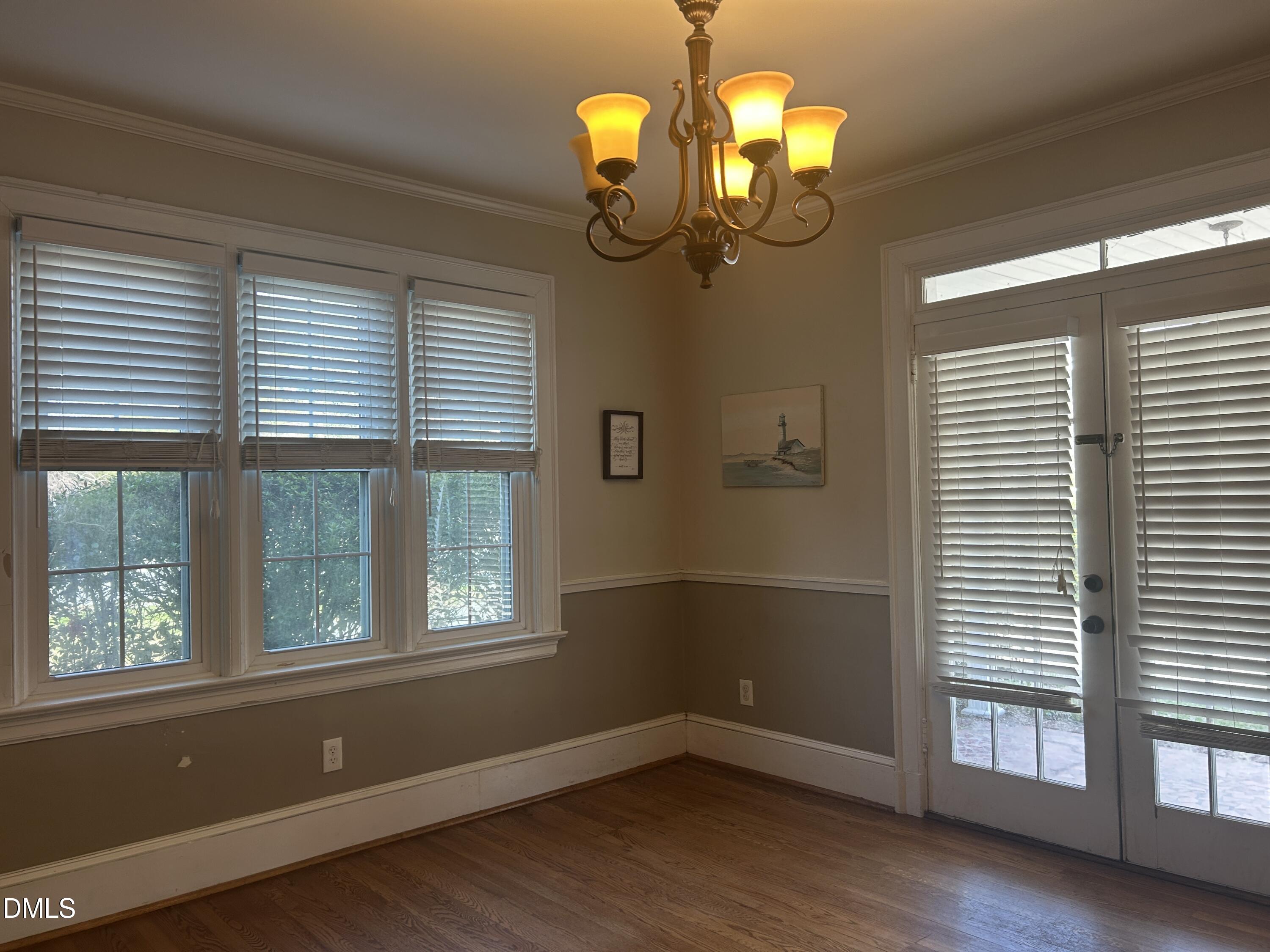 405 Sunset Avenue Clinton, NC 28328 - Photo 9 of 47 a view of a livingroom with a window