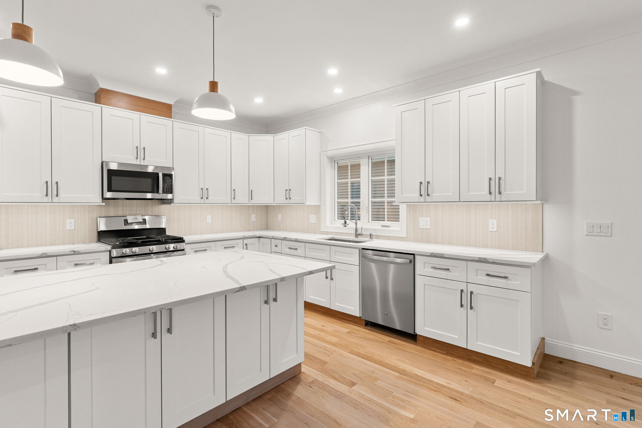 108 New England Avenue Fairfield, CT 06824 - Photo 3 of 24