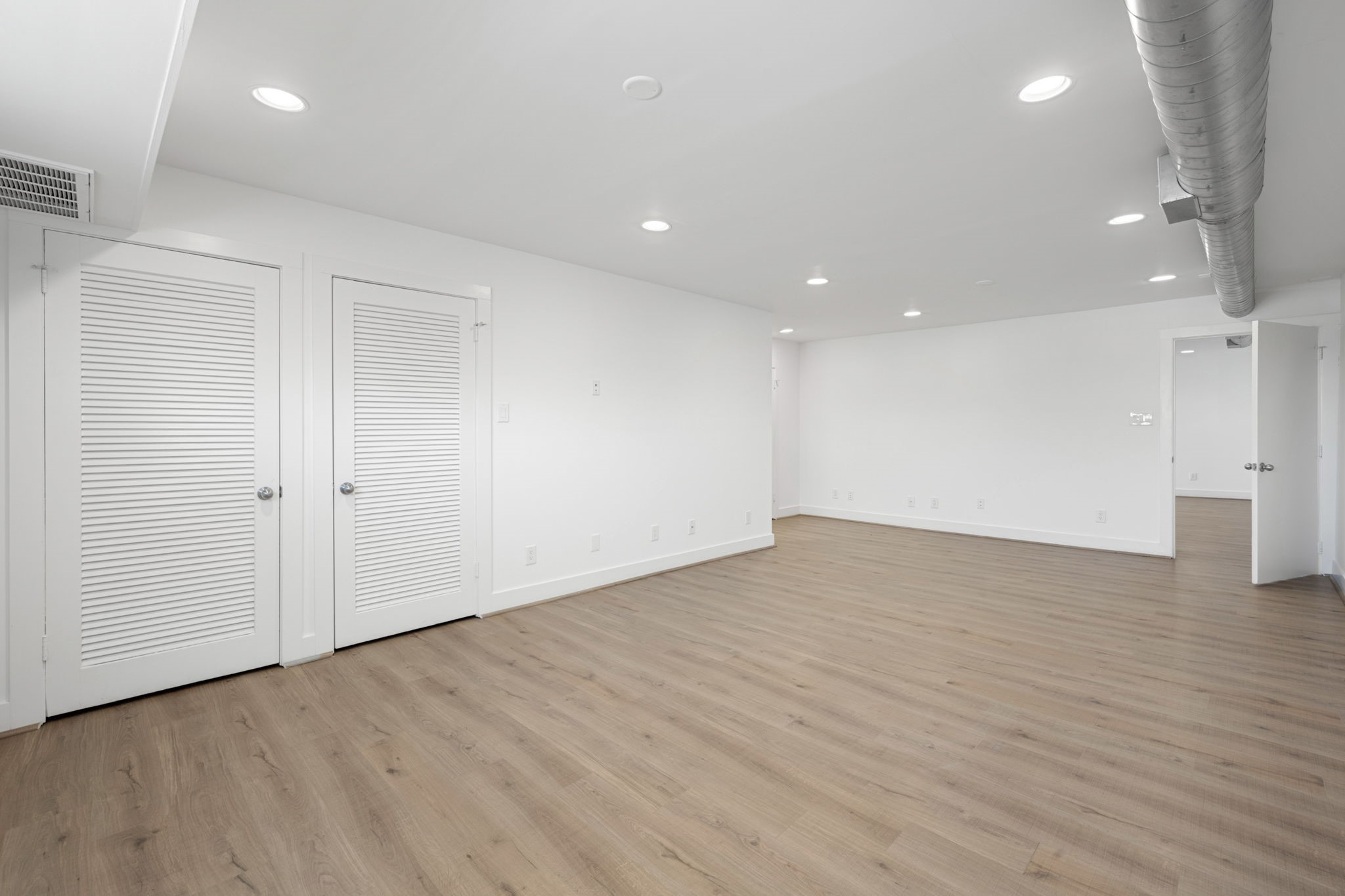 234 Westheimer Road, Unit 4 Houston, TX 77006 - Photo 8 of 16 Oversized Bedroom with 3 closets gives plenty of flexibility to add in bedroom sofa seating or office.