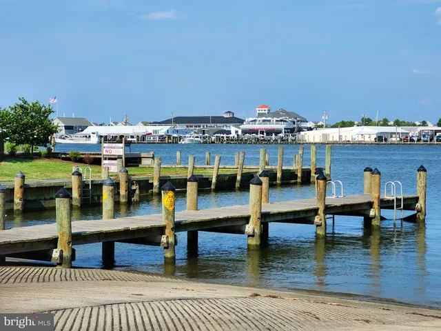 a view of a swimming pool with seating space