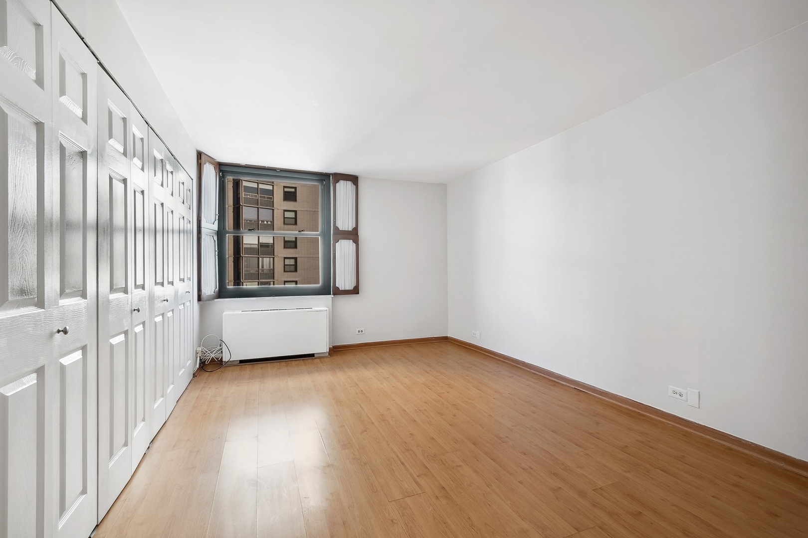 5701 North Sheridan Road, Unit 15R Chicago, IL 60660 - Photo 11 of 21 a view of an empty room with a window