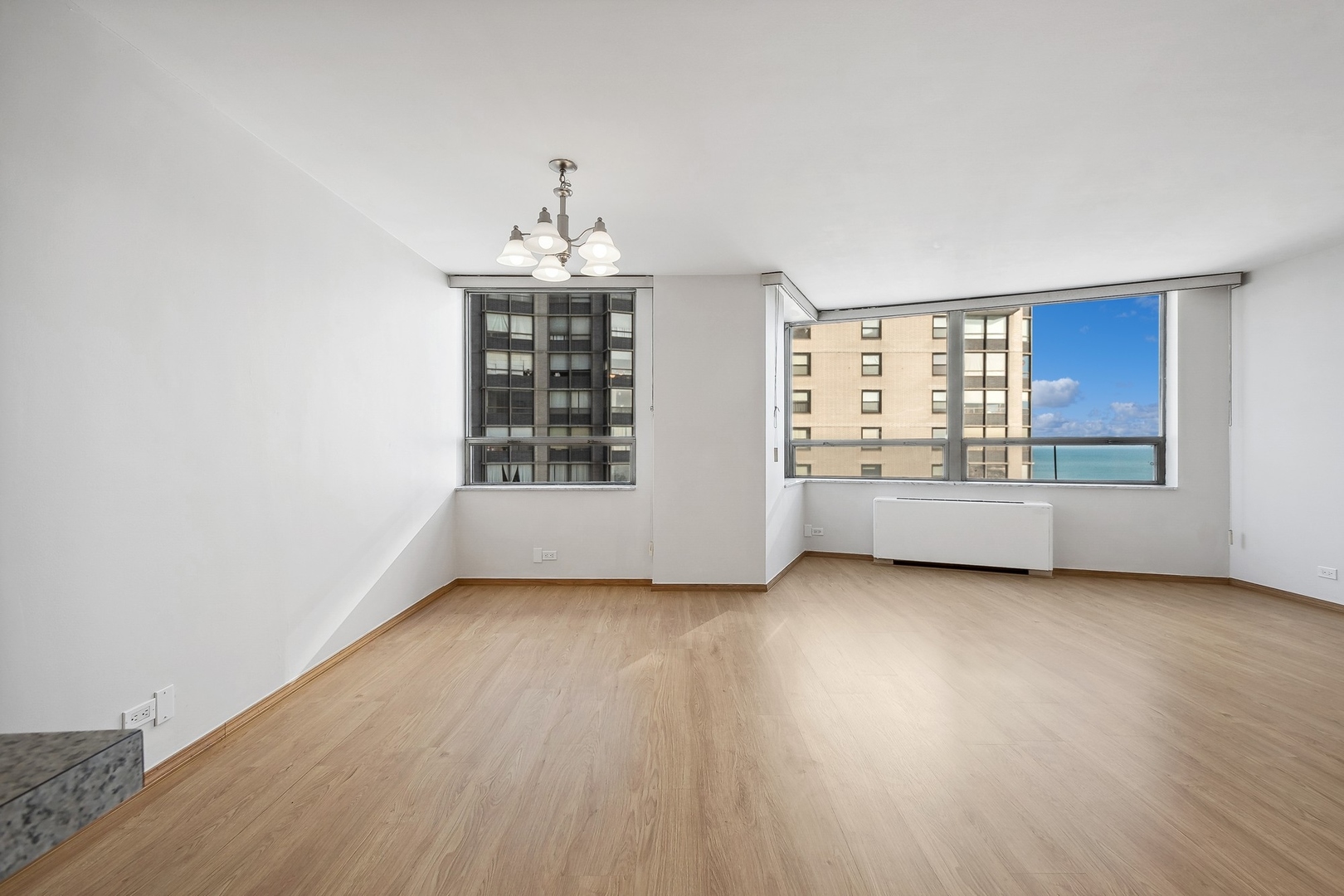 5701 North Sheridan Road, Unit 15R Chicago, IL 60660 - Photo 10 of 21 an empty room with windows