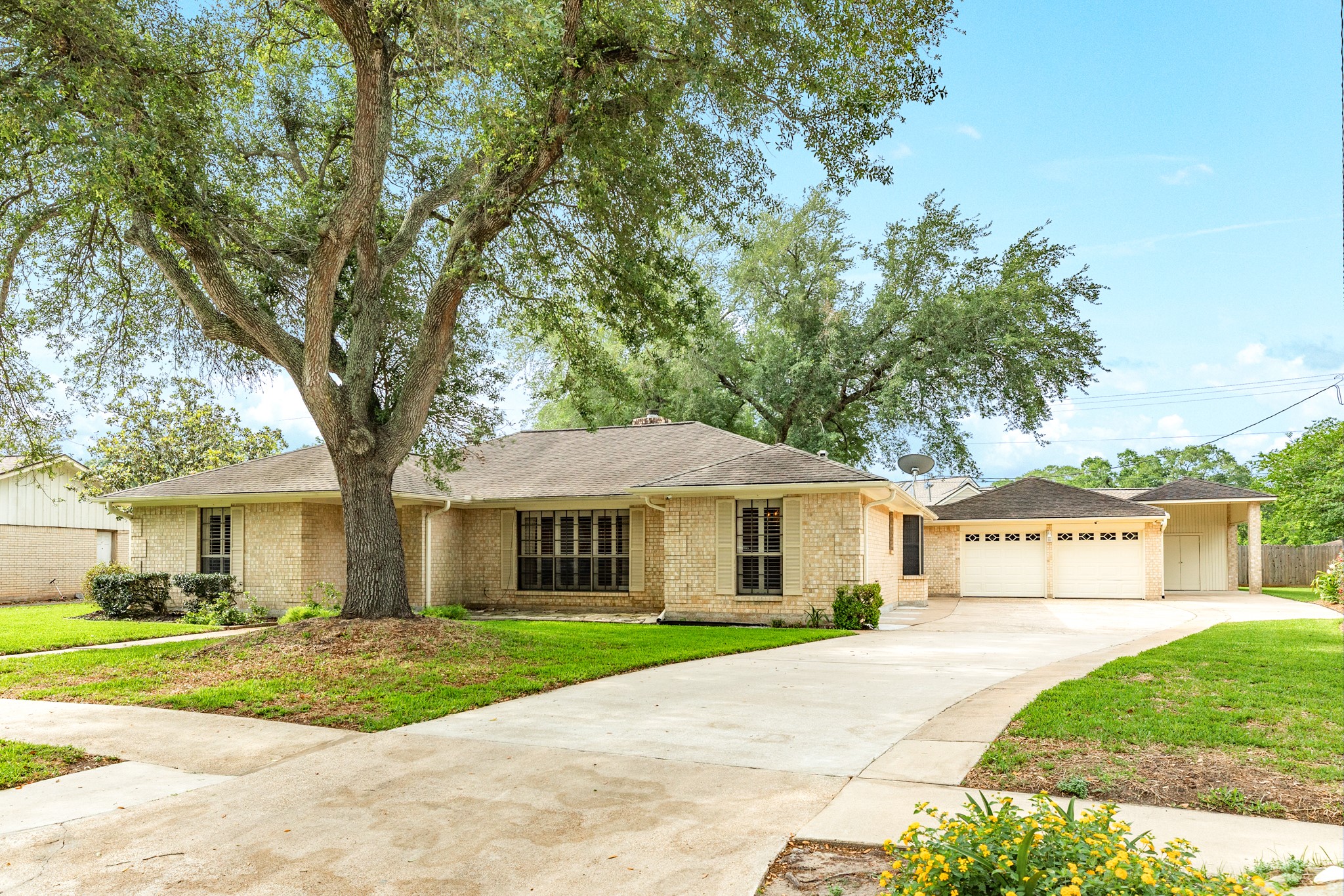 712 Browning Street Angleton, TX 77515 - Photo 2 of 34