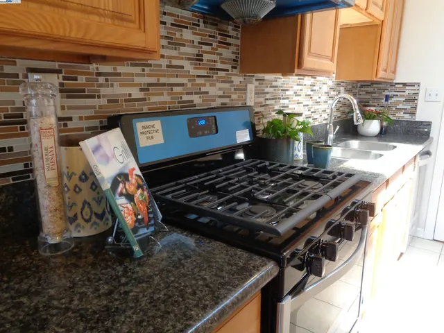 $628,000 | 2122 East 25th Street, Oakland, CA 94606