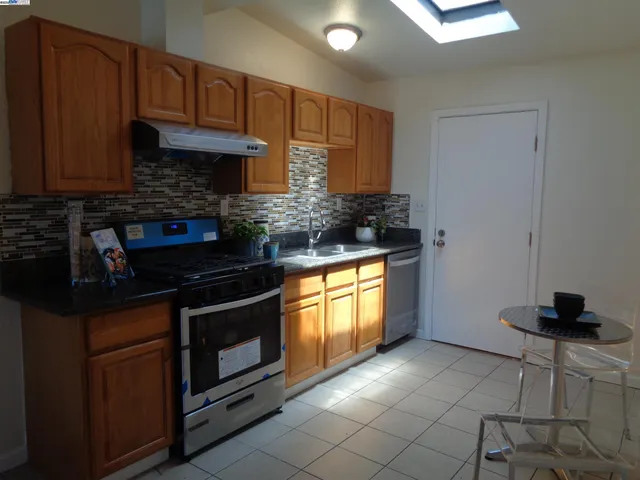 $628,000 | 2122 East 25th Street, Oakland, CA 94606