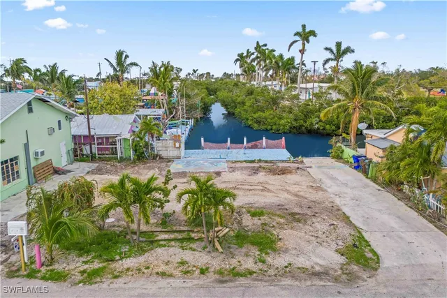 a view of a yard and an fountain