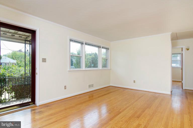 6730 Queens Road Alexandria, VA 22306 - Photo 12 of 19 Living Room
