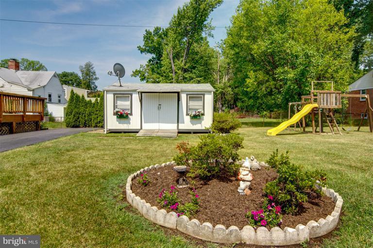6730 Queens Road Alexandria, VA 22306 - Photo 15 of 19 Double-size Yard