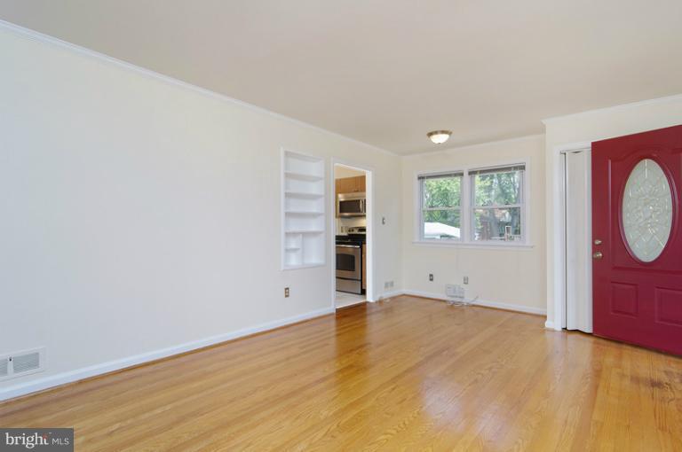 6730 Queens Road Alexandria, VA 22306 - Photo 9 of 19 Living Room