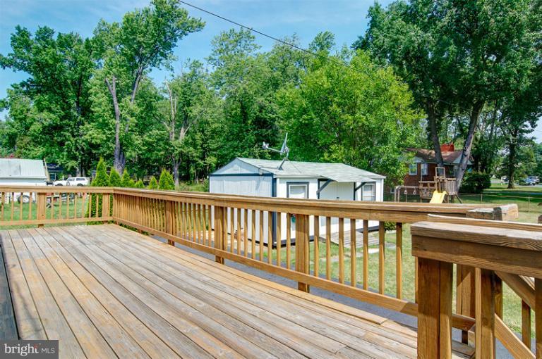 6730 Queens Road Alexandria, VA 22306 - Photo 10 of 19 Large Deck & Awning