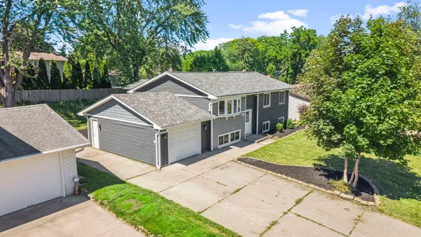 $385,000 | 2090 Carnelian Lane, Eagan, MN 55122