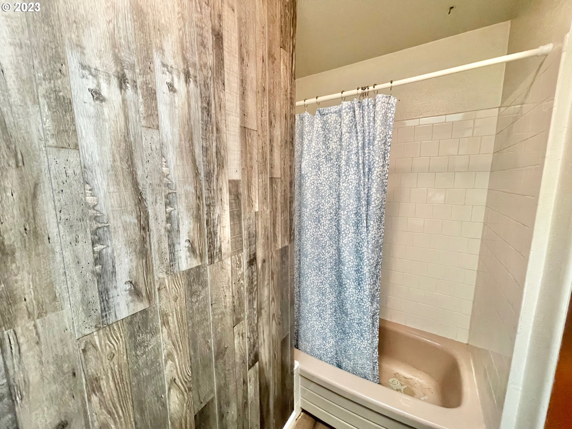 2113 Austin Road Roseburg, OR 97471 - Photo 23 of 36 a bathroom with a shower and a tub