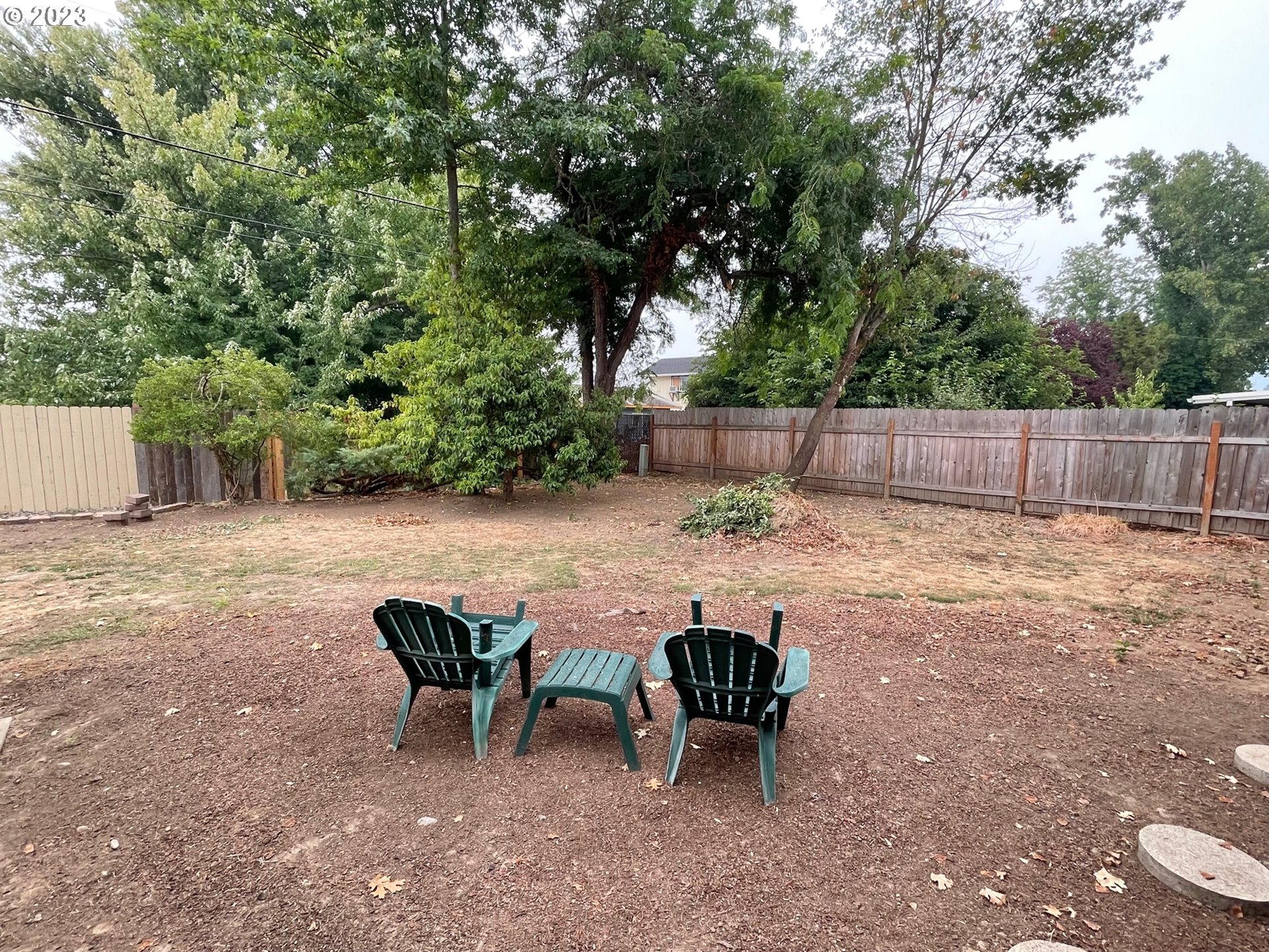 2113 Austin Road Roseburg, OR 97471 - Photo 29 of 36 a backyard of a house with table and chairs