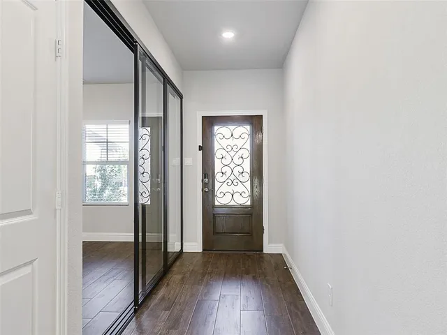 a view of empty room with window