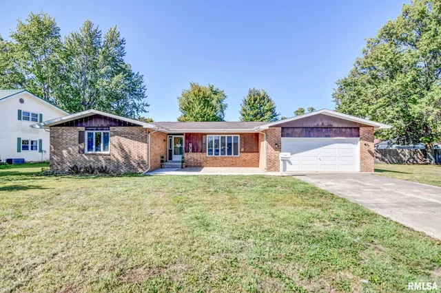 $189,900 | 207 Kemmerer Street, Assumption, IL 62510