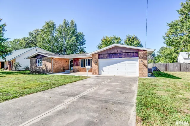 $189,900 | 207 Kemmerer Street, Assumption, IL 62510