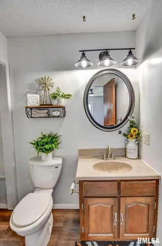 $189,900 | 207 Kemmerer Street, Assumption, IL 62510