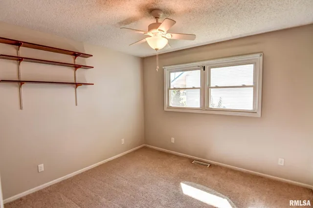 $189,900 | 207 Kemmerer Street, Assumption, IL 62510