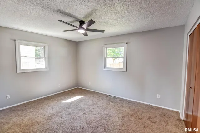 $189,900 | 207 Kemmerer Street, Assumption, IL 62510