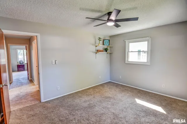 $189,900 | 207 Kemmerer Street, Assumption, IL 62510