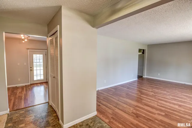 $189,900 | 207 Kemmerer Street, Assumption, IL 62510