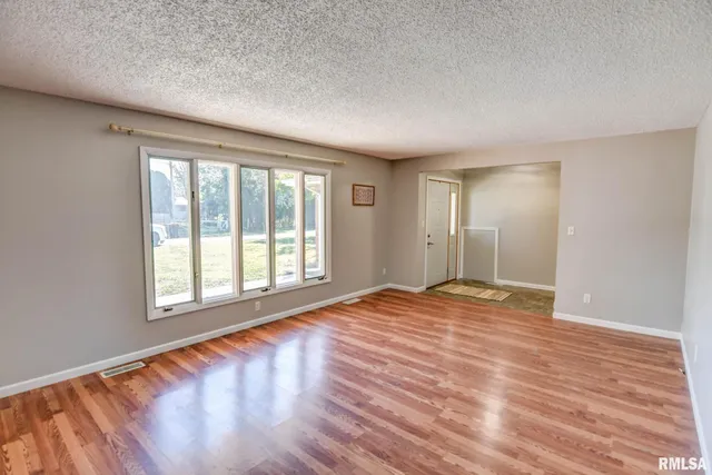 $189,900 | 207 Kemmerer Street, Assumption, IL 62510