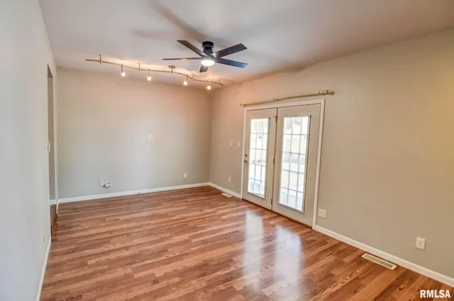 $189,900 | 207 Kemmerer Street, Assumption, IL 62510