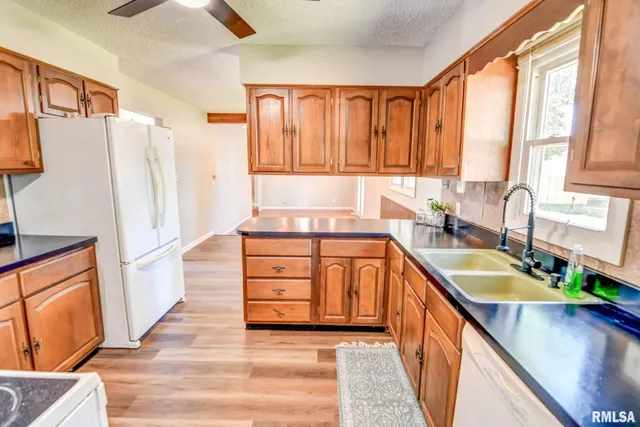 $189,900 | 207 Kemmerer Street, Assumption, IL 62510