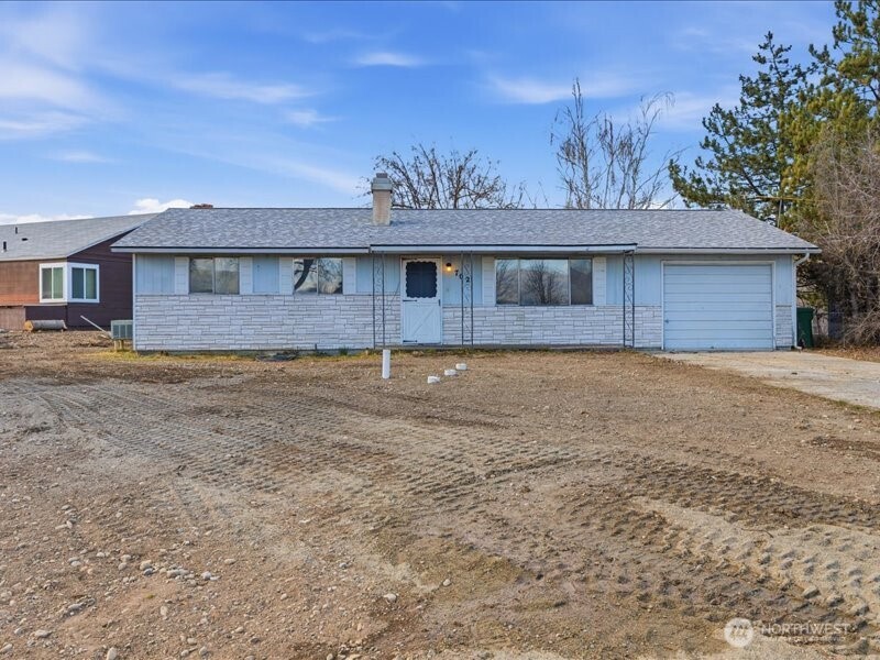 702 West Ridge Drive Omak, WA 98841 - Photo 1 of 26 front view of a house with a yard