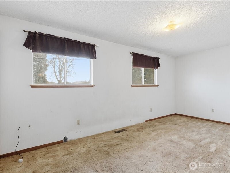 702 West Ridge Drive Omak, WA 98841 - Photo 13 of 26 an empty room with a window