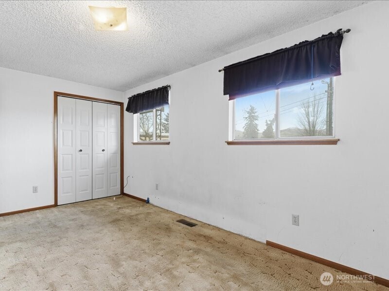 702 West Ridge Drive Omak, WA 98841 - Photo 14 of 26 a view of an empty room with closet and a window